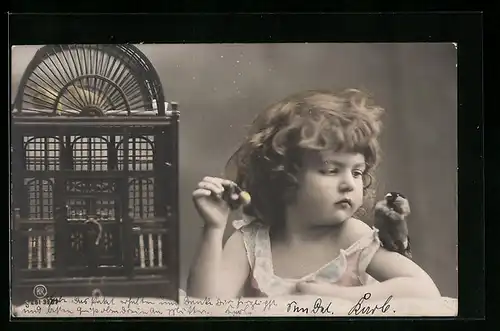 Foto-AK RPH Nr. 261-3987: Kleines Mädchen betrachtet den Vogel auf seiner Schulter