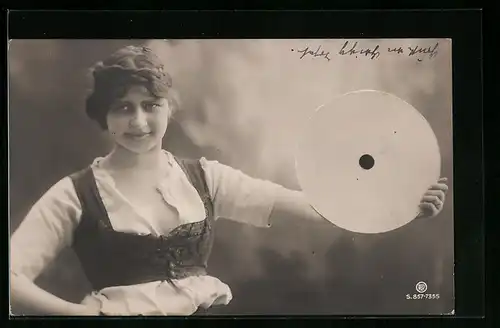 Foto-AK RPH Nr. 857-7355: Junge Frau hält eine Zielscheibe in der Hand