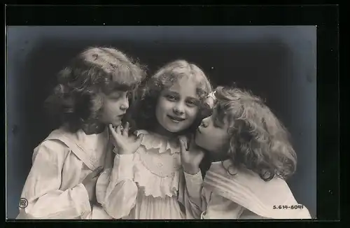 Foto-AK RPH Nr. 614-6041: Drei kleine Freundinnen stehen vertraut zusammen