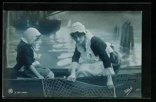 Foto-AK RPH Nr. 391-4766: Mädchen in Tracht mit Fischernetz im Hafen