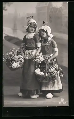 Foto-AK RPH Nr. 2845 /2: Mädchen in niederländischer Tracht tragen Körbe voller Blumen