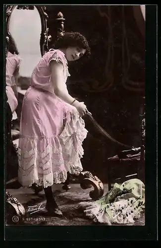 Foto-AK RPH Nr. 667-6343: Junge Dame steht im Unterkleid vor dem Spiegel