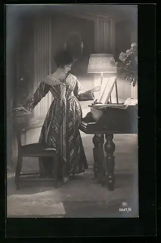 Foto-AK RPH Nr. 5847 /6: Junge Frau betrachtet die Notenblätter auf dem Klavier