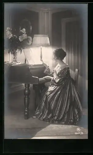 Foto-AK RPH Nr. 5847 /3: Junge Frau sitzt am Klavier