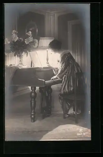 Foto-AK RPH Nr. 5847 /2: Junge Frau steht am Klavier