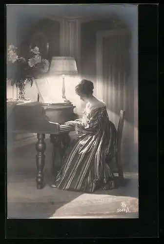 AK RPH Nr. 5847 /1: Junge Frau beim Klavierspiel