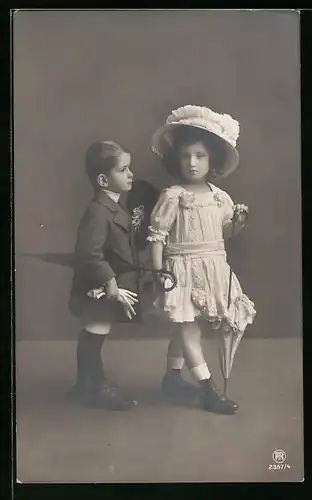 Foto-AK RPH Nr. 2357 /4: Zwei Kinder in eleganter Garderobe beim Spaziergang