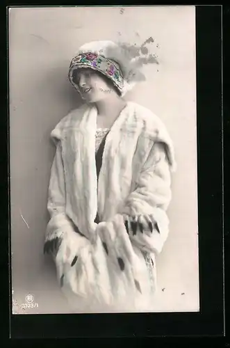 Foto-AK RPH Nr. 3703 /1: Junge Dame im eleganten Pelzmantel
