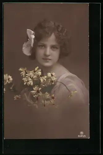 Foto-AK RPH Nr. 6091 /3: Junges Mädchen mit Schleife im Haar