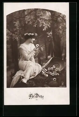 Foto-AK RPH Nr. 4011 /5: Junge Frau mit Blütenkranz im Wald, Für Dich!