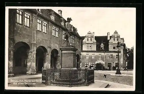 AK Dessau, Markt mit Denkmal des alten Dessauer