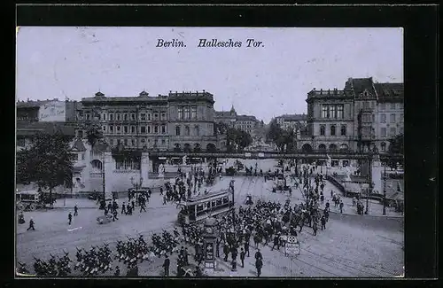 AK Berlin-Kreuzberg, Hallesches Tor mit Hochbahn und Strassenbahn, Marschierende Soldaten