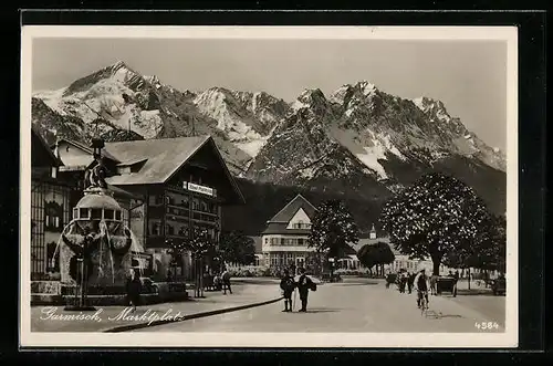 AK Garmisch, Marktplatz mit Hotel Marktplatz und Gipfelpanorama