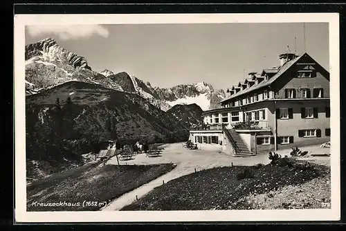 AK Garmisch, Gasthaus Kreuzeckhaus mit Blick zur Zugspitze