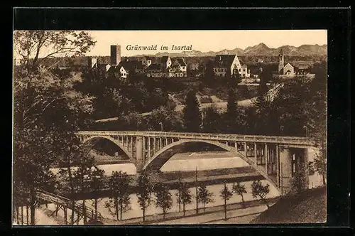 AK Grünwald / Isartal, Flusspartie mit Brücke, Ortsansicht aus der Vogelschau