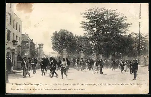 AK Pont-de-Chèruy, Sortie des Ouvriers des Usines Grammont, à 16 kil. des célebres GFrottes de la Balme