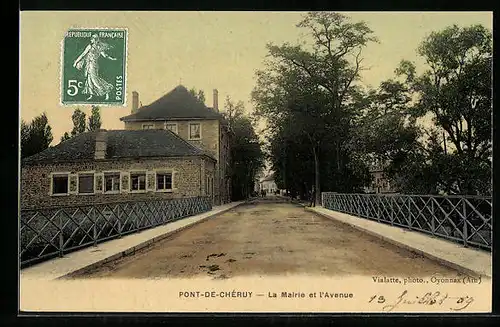 AK Pont-de-Cheruy, La Mairie et l`Avenue
