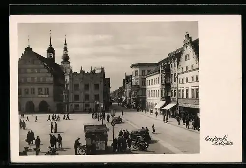 AK Greifswald, Marktplatz mit Passanten