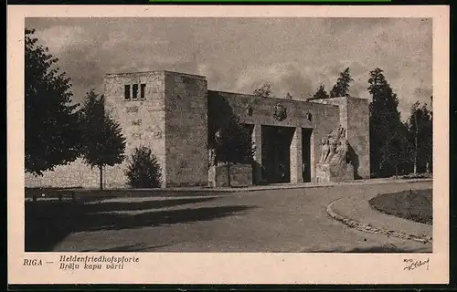 AK Riga, Blick auf Heldenfriedhofspforte