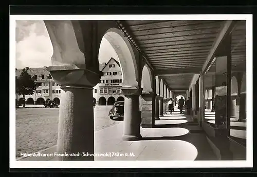 AK Freudenstadt /Schwarzwald, die Marktplatzarkaden mit Passanten