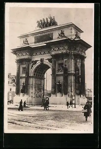 AK Moskau, vor dem Triumphbogen