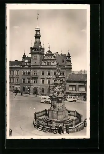 AK Kladno, Denkmal vor dem Rathaus