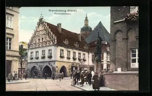 AK Brandenburg a. Havel, Passanten vor dem Kurfürstenhaus