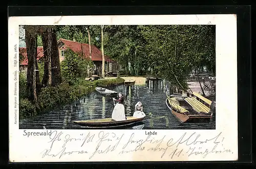 AK Lehde im Spreewald, Damen in Trachten auf einem kleinen Ruderboot