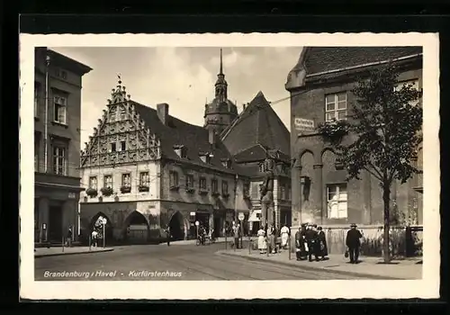 AK Brandenburg a. Havel, Passanten vor dem Kurfürstenhaus