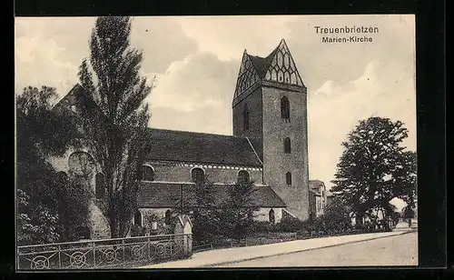 AK Treuenbrietzen, auf der Strasse an der Marien-Kirche
