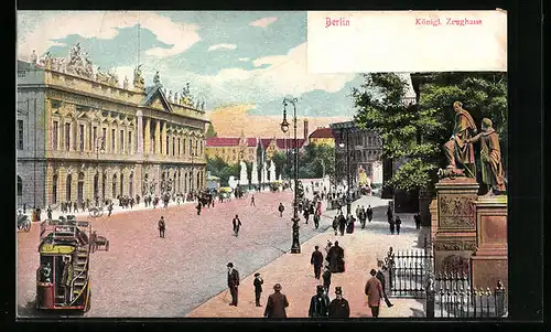 AK Berlin, Passanten am Denkmal vor dem Königlichen Zeughaus