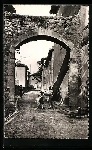 AK Saint-Bernard, Ancienne Porte, vestige de l`enceinte fortifiée