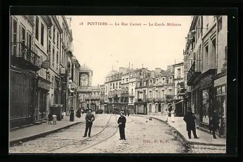 AK Poitiers, La Rue Carnot, Le Cercle Militaire