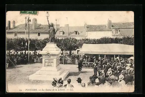 AK Poitiers, La Statue de la Liberté