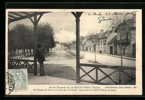 AK La Roche-Posay, Le Champ de Foire et la Rue des Fontaines (vue prise du Café de l`Hotel du Parc)