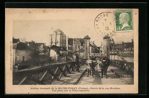 AK La Roche-Posay, Entrée de la Rue Bourbon, Vue prise sur le Pont suspendu