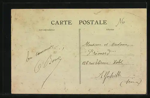 AK La Roche-Posay, Entrée de la Rue Bourbon, Vue prise sur le Pont suspendu