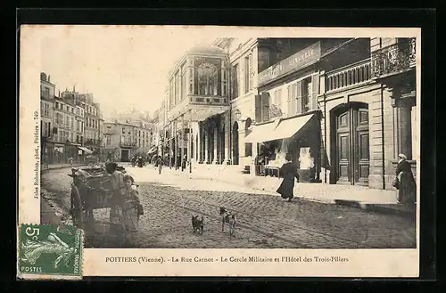 AK Poitiers, La Rue Carnot, Le Cercle Militaire et l`Hotel des Trois-Piliers