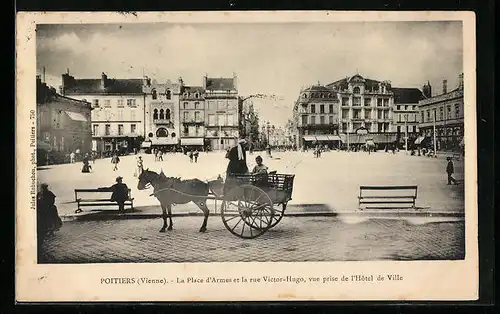 AK Poitiers, La Place d`Armes et la rue Victor-Hugo, vue prise de l`Hotel de Ville