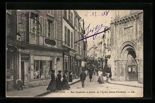 AK Poitiers, Rue Gambetta et parvis de l`Eglise Sainte-Porchaire