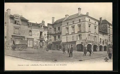 AK Loudun, Place Sainte-Croix et les Arcades