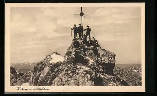 AK Bergsteiger am Gipfelkreuz des Watzmannes, Mittelspitze