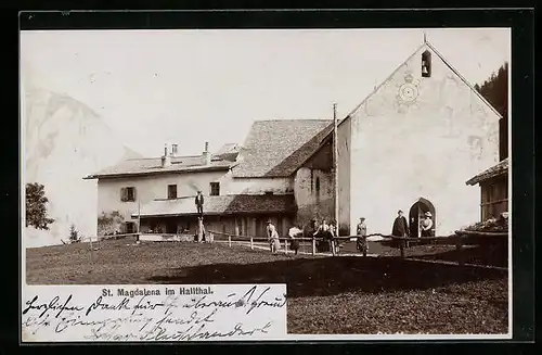 Foto-AK Fritz Gratl: St. Magdalena im Halltal, Ortspartie mit Passanten