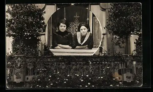 Foto-AK Junge Frauen im Passepartout