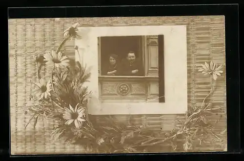 Foto-AK Mann und Frau blicken aus einem Fenster