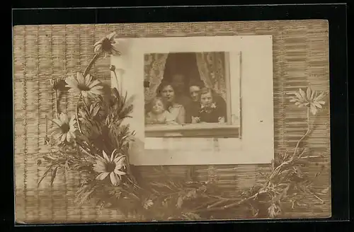 Foto-AK Familie blickt aus einem Fenster