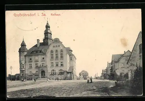 AK Grossröhrsdorf /Sa., Ortspartie mit Rathaus