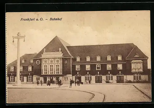 AK Frankfurt a. O., Bahnhof, Vorderansicht mit Reisenden
