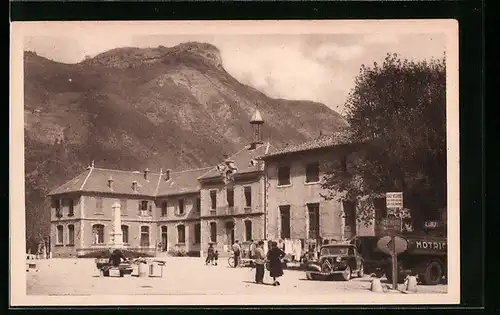 AK Vif, La Place de la Mairie et la Montagne d`Uriol