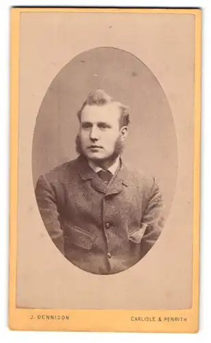 Fotografie J. Dennison, Carlisle, englischer Herr im Tweed Anzug mit Koteletten